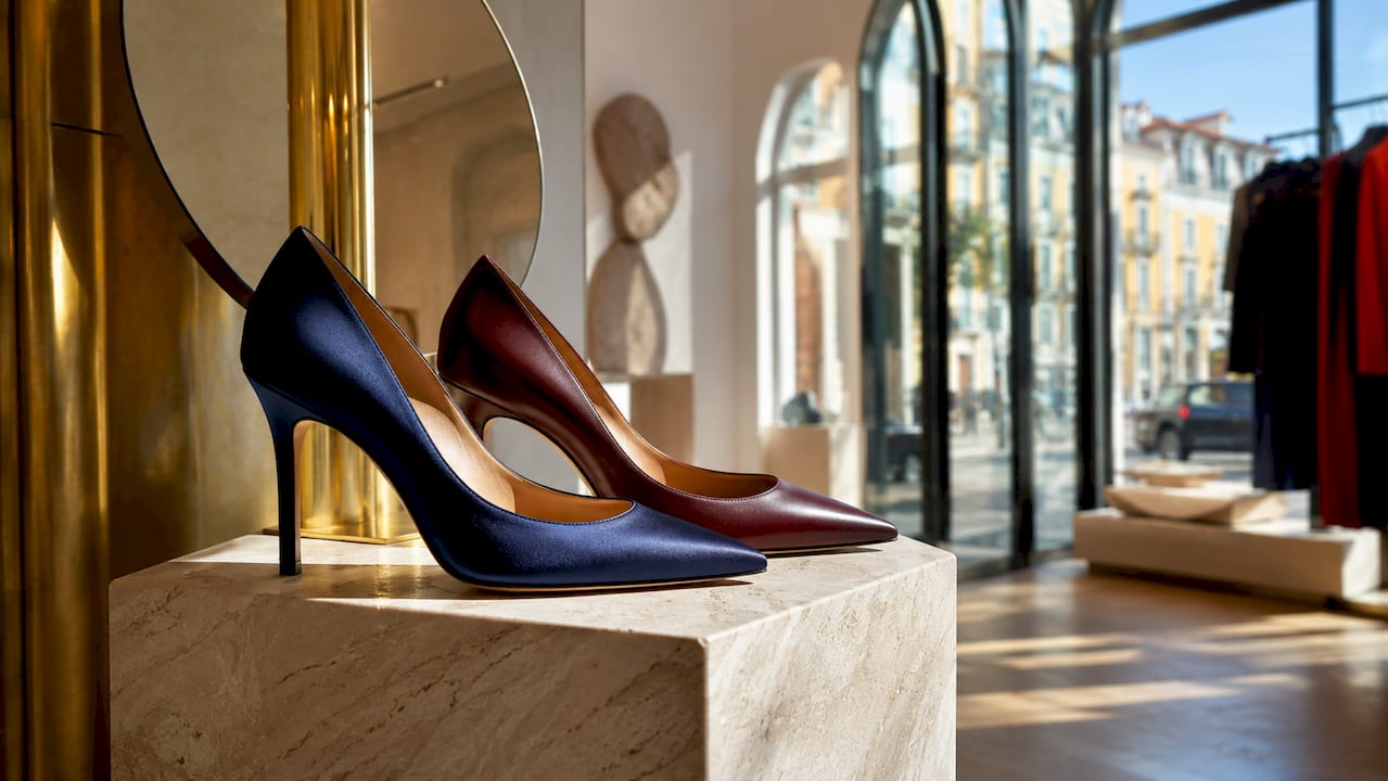 Detalhe dos stilettos em cetim e pele