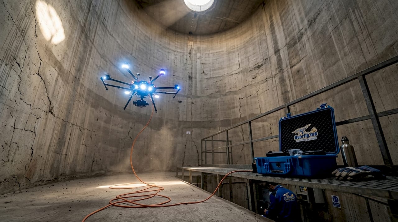 Un drone impegnato nell’ispezione interna di un silo industriale