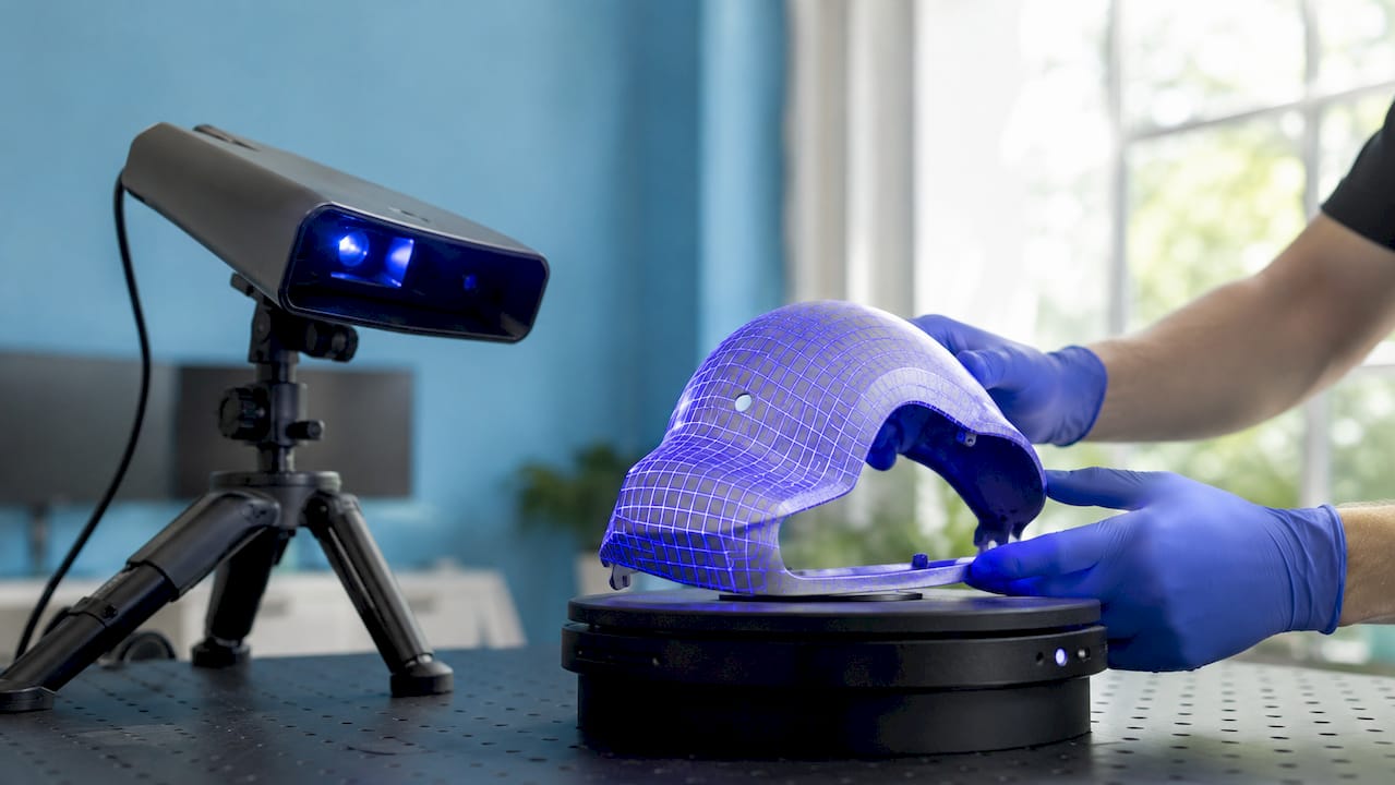 Structured light 3D scanner projecting grid on object