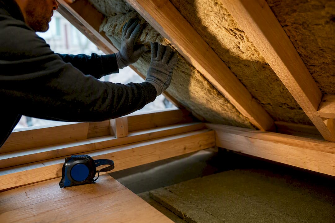 Stop Losing a Third of Heat in UK Garden Workshops: Roof & Base Matter