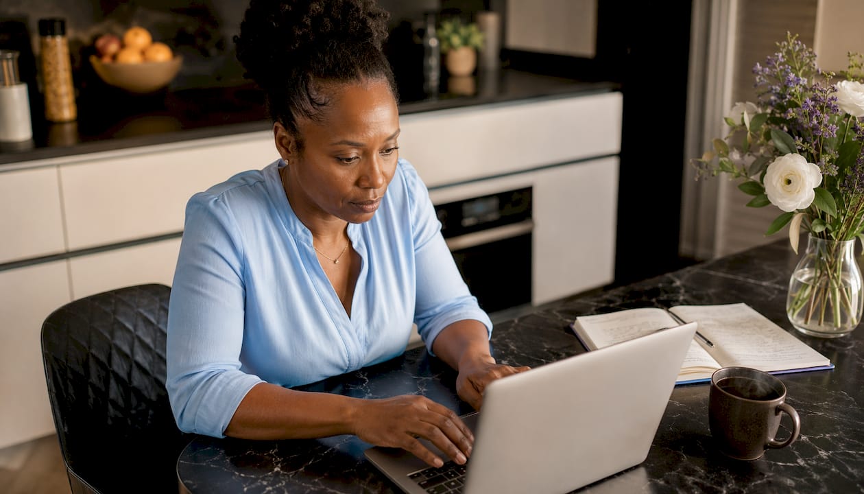 Les mains d'une femme en plein travail sur le référencement local