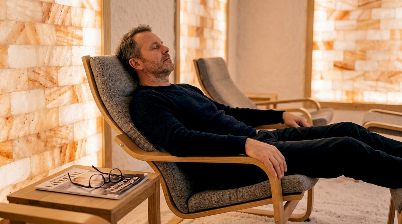 Mand nyder en afslappende stund i et saltterapirum i København