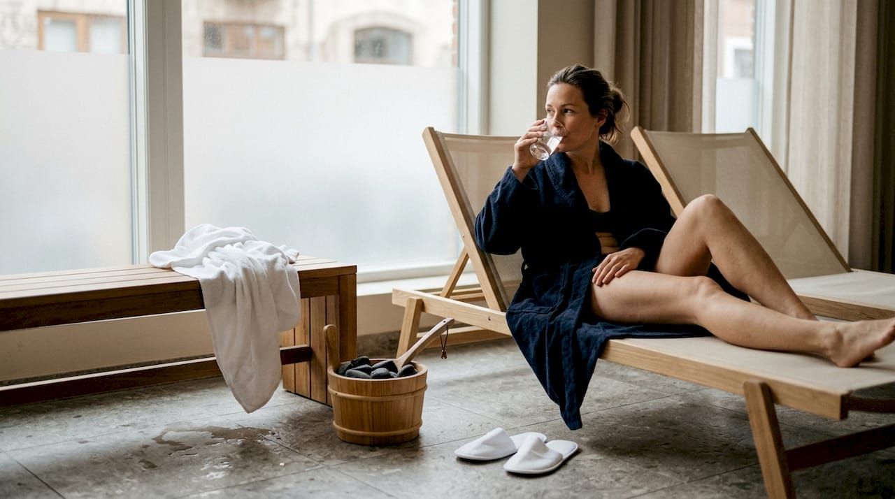 En kvinde nyder roen efter en velgørende spaoplevelse i København.