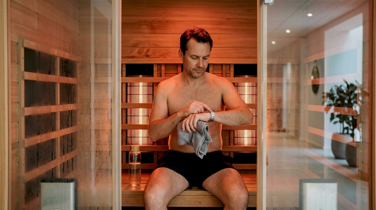 En mand nyder velværen i et infrarødt saunacenter.