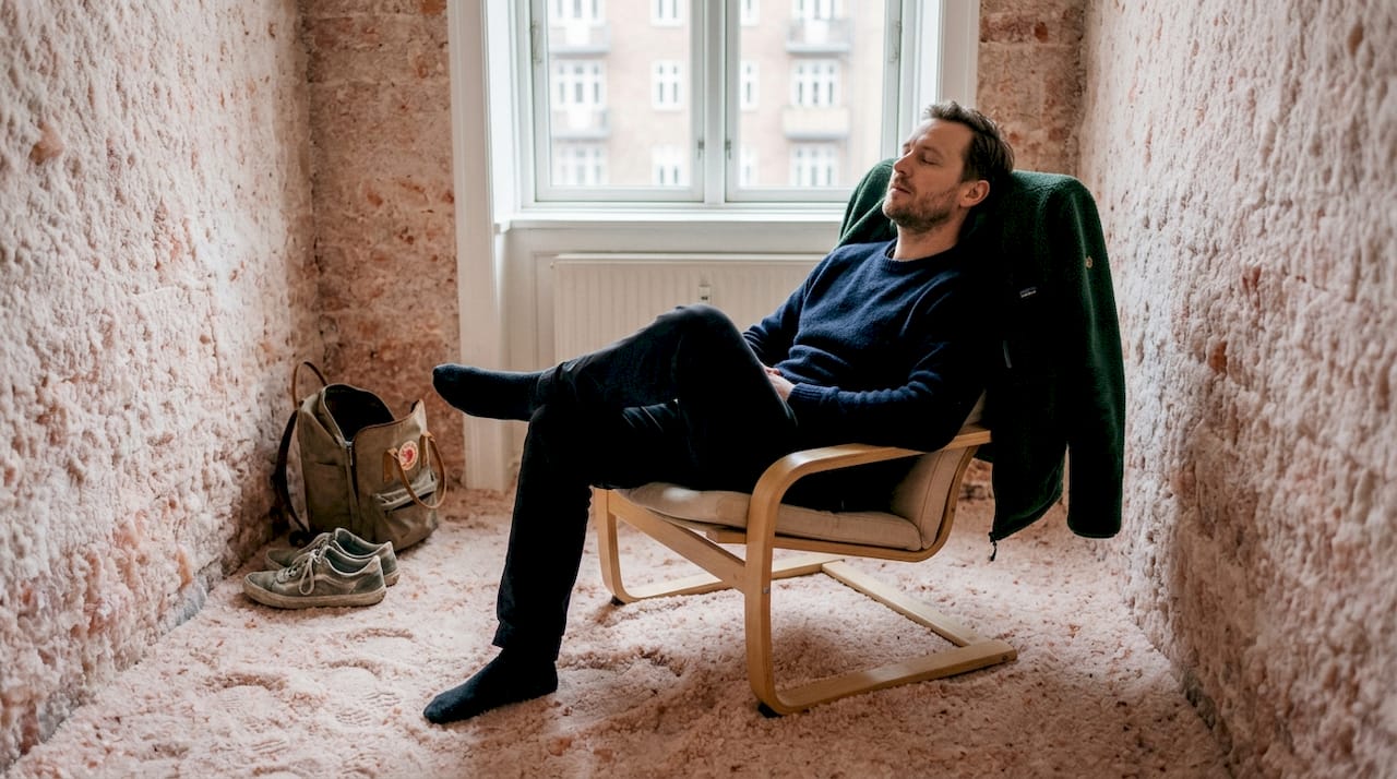 Mand nyder en afslappende saltterapibehandling med forskellige hjælpemidler