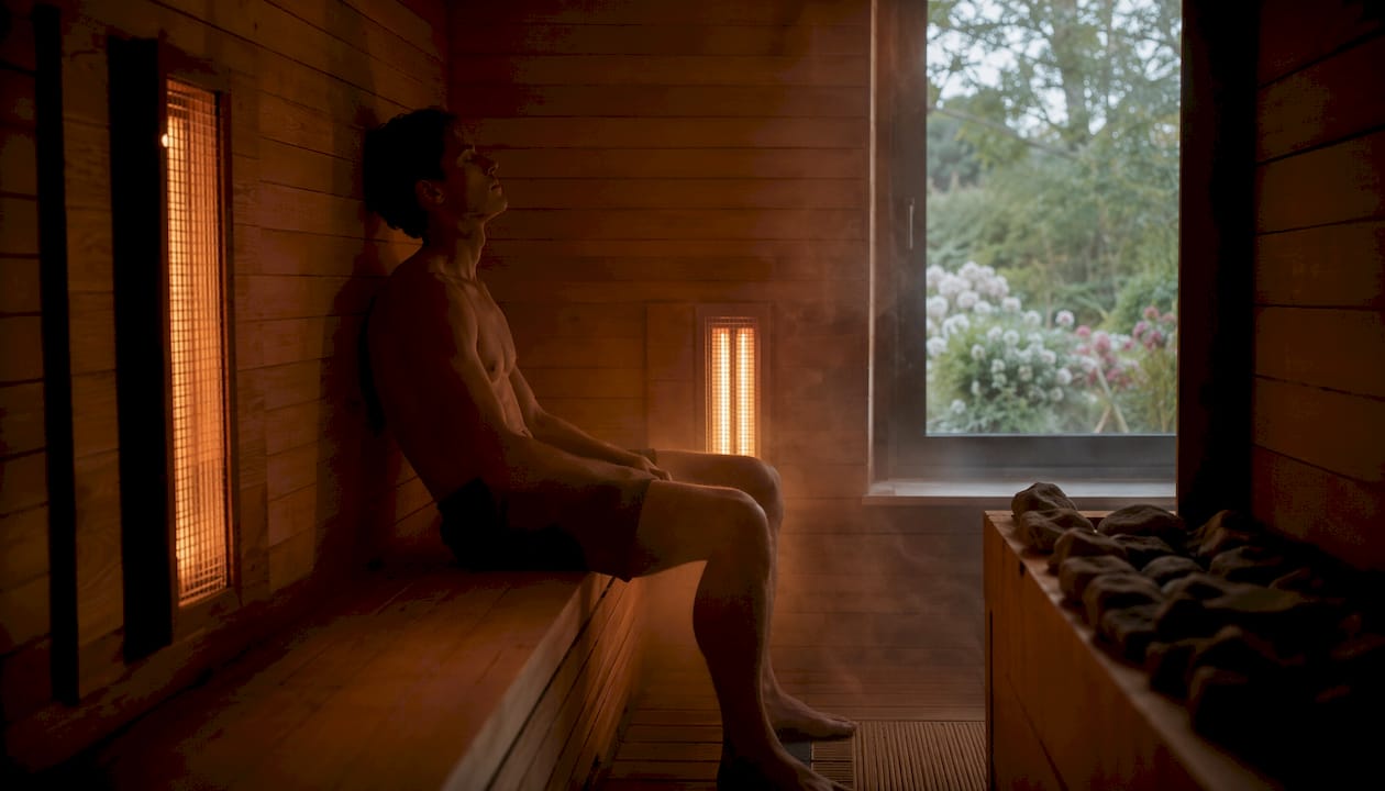 En mand nyder en rolig stund i en infrarød sauna.