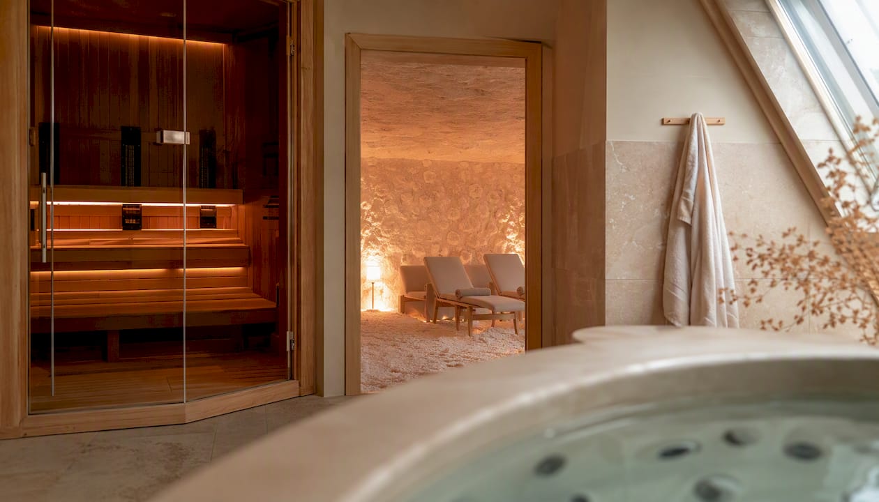 Indbydende spa-miljø med sauna og saltrum, hvor du kan nyde varme og velvære.