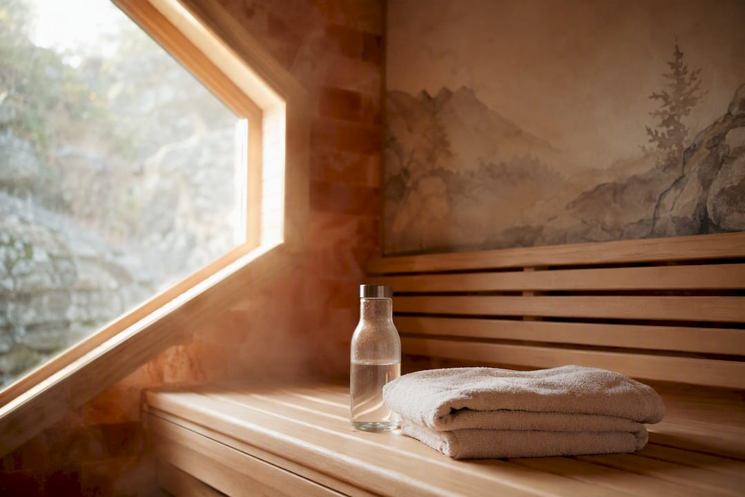 Indvendigt i en infrarød sauna med varmt lys