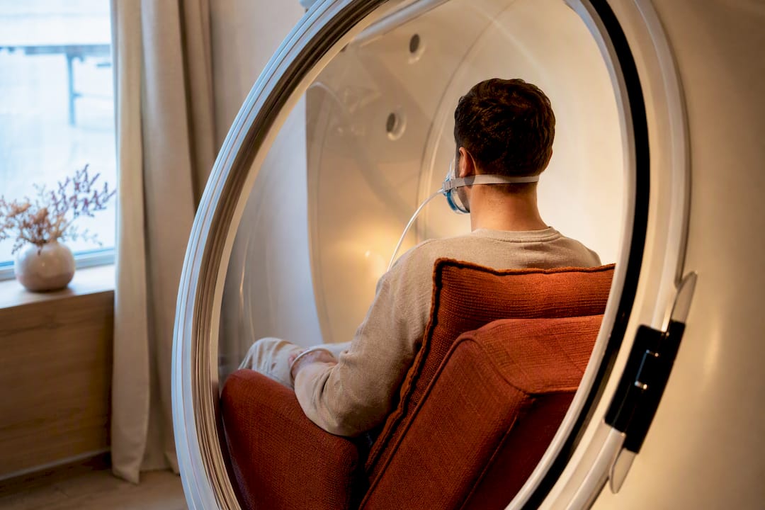 Person inde i en trykluftbeholder til iltbehandling