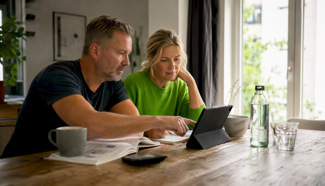 Ett par går igenom bostadsrättsföreningens årsredovisning tillsammans