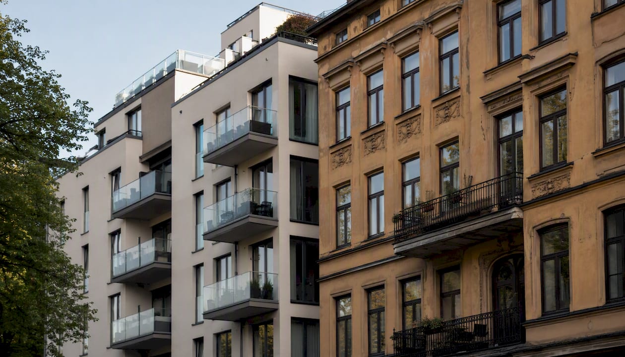 Detaljerad vy av fasaden som visar mötet mellan nya och äldre delar av bostadshuset.