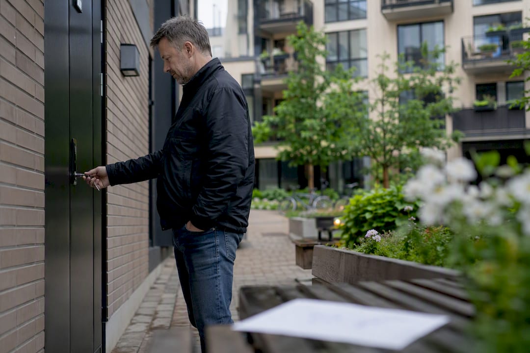 Fasad på bostadshus med ekonomiska dokument