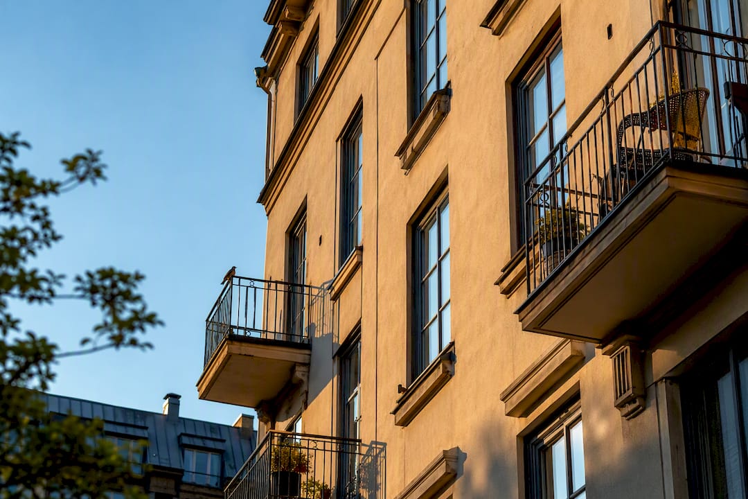 Fasad på bostadshus i naturligt ljus