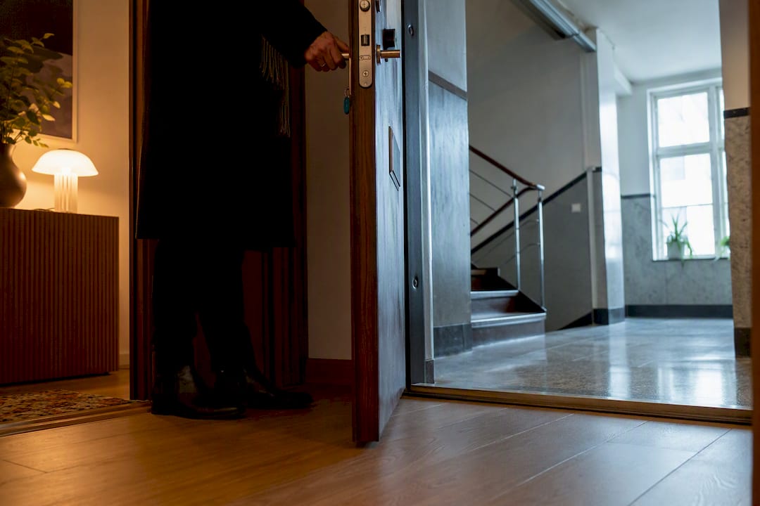 Lägenhetsdörr mot gemensamt trapphus