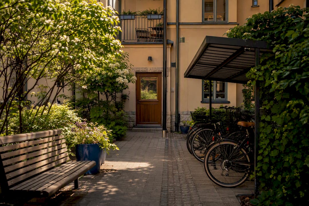 Gemensam innergård med cykelrum och tvättstuga