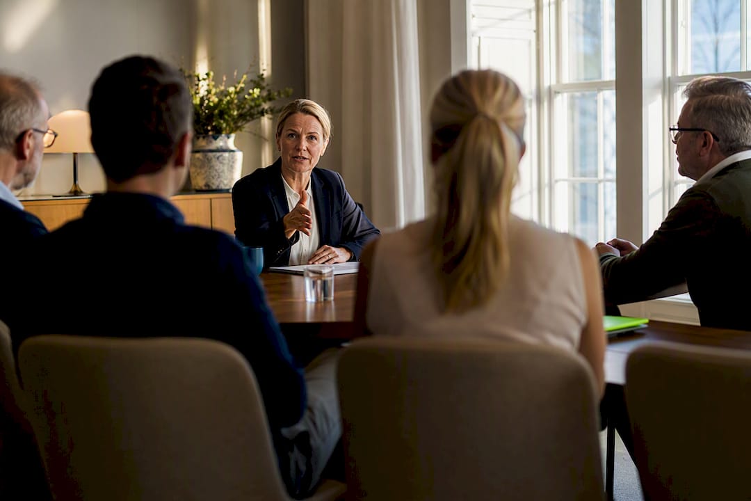 Ordförande för styrelsen leder mötet i föreningslokalen