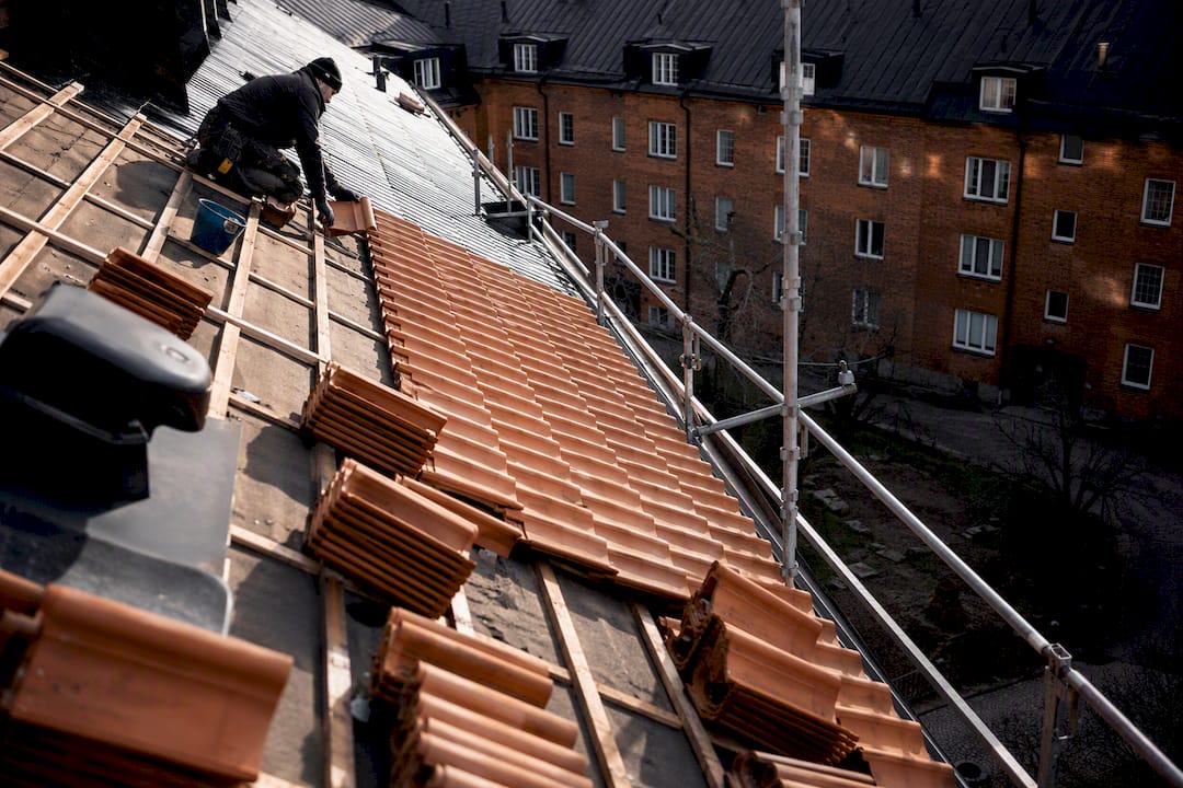 Takrenovering på gång på flerbostadshus