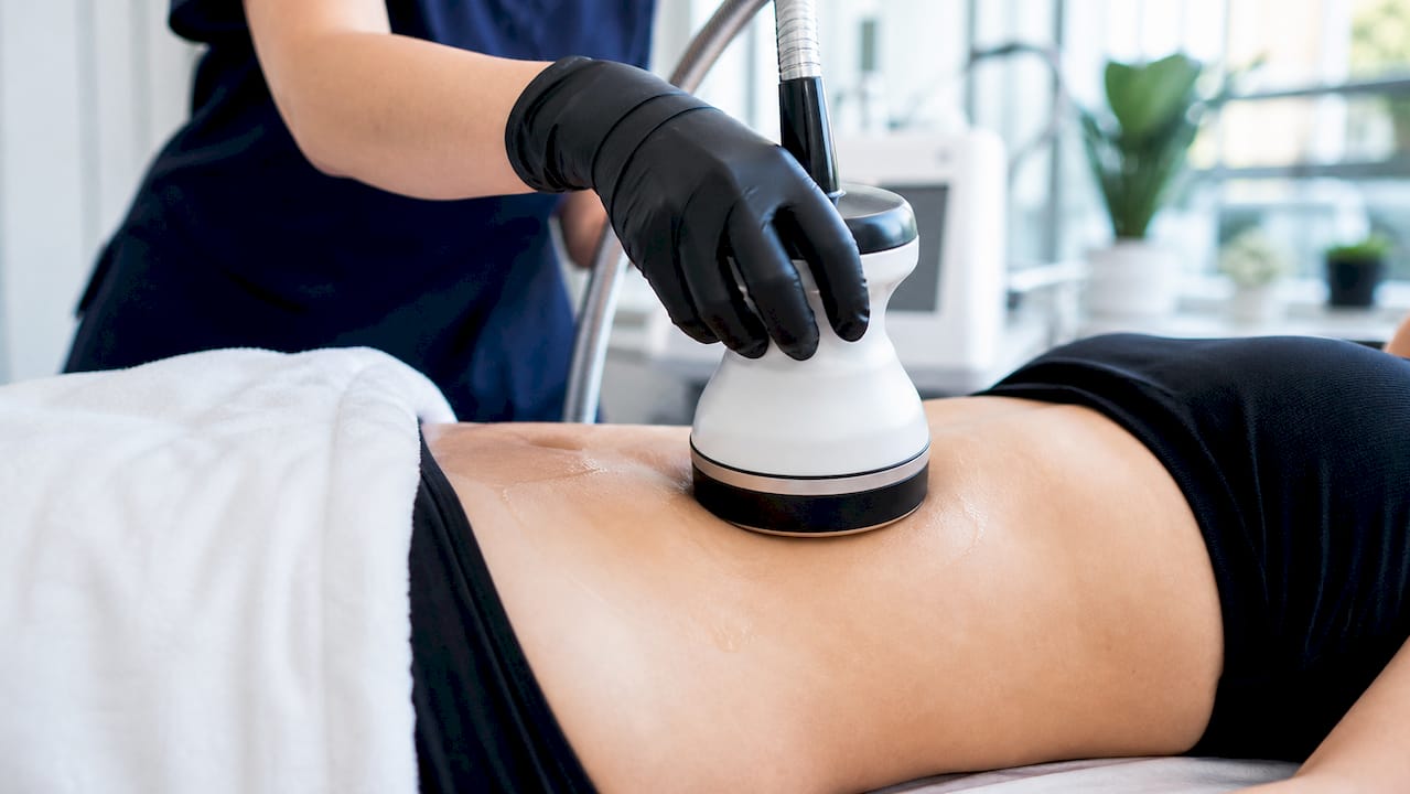 Tratament cu radiofrecvență pentru zona abdominală, realizat în cabinetul medical