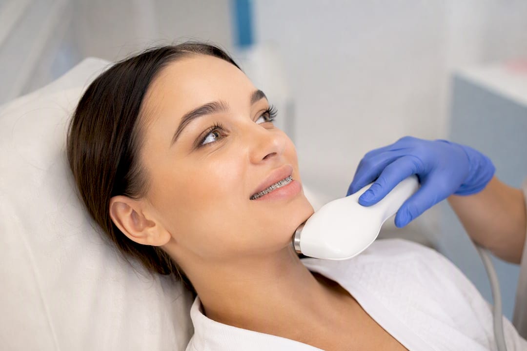 Aparat dentar lângă piesa de mână a aparatului cu ultrasunete