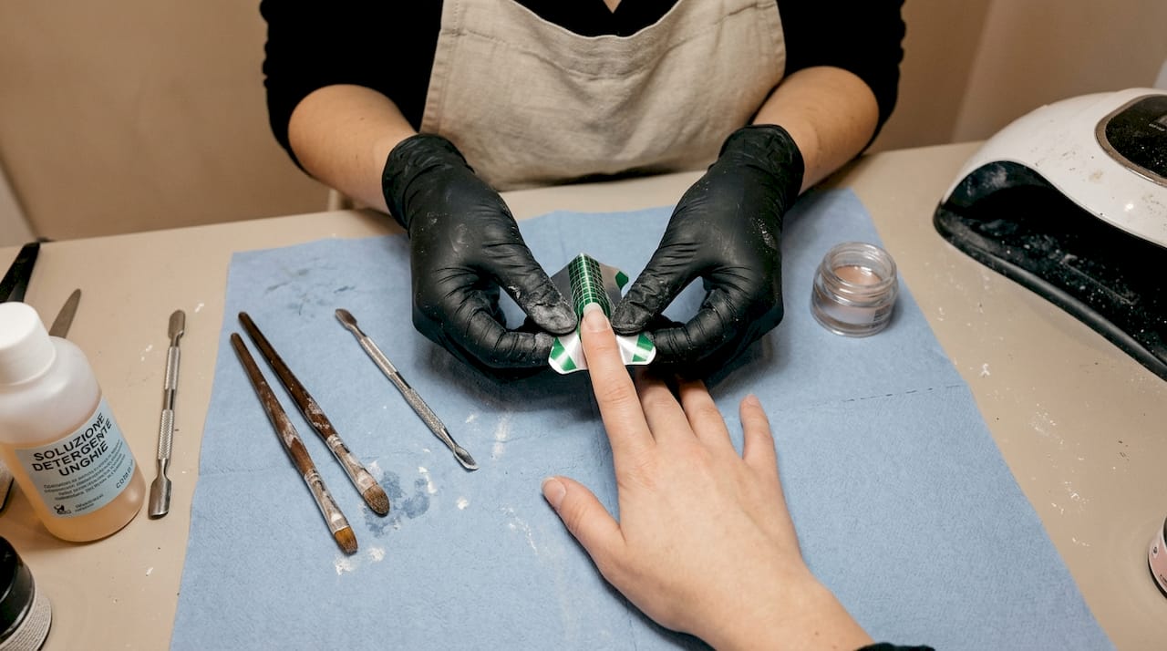 Come realizzare le extension in acrigel utilizzando le cartine per la forma