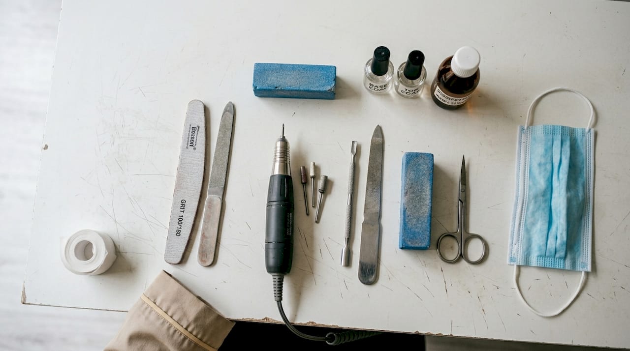 Kit per la manicure con tutti gli strumenti indispensabili appoggiato sul tavolo