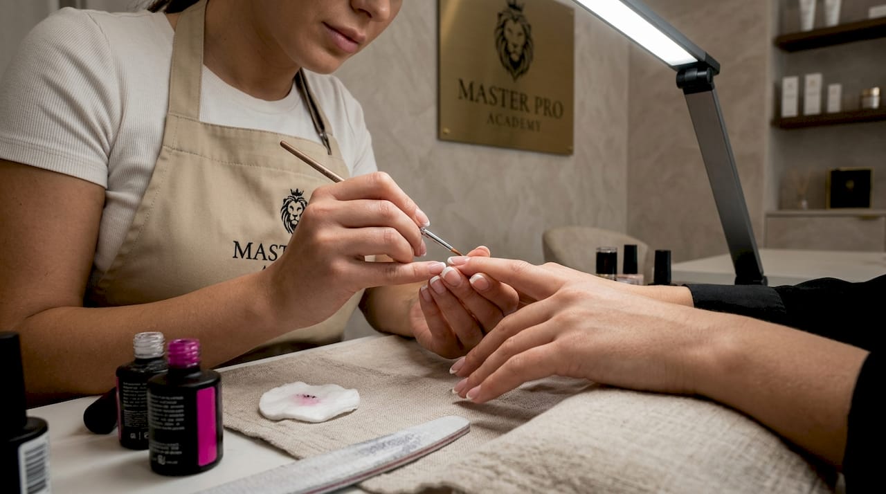 L’onicotecnica perfeziona la linea del sorriso per una french manicure impeccabile.