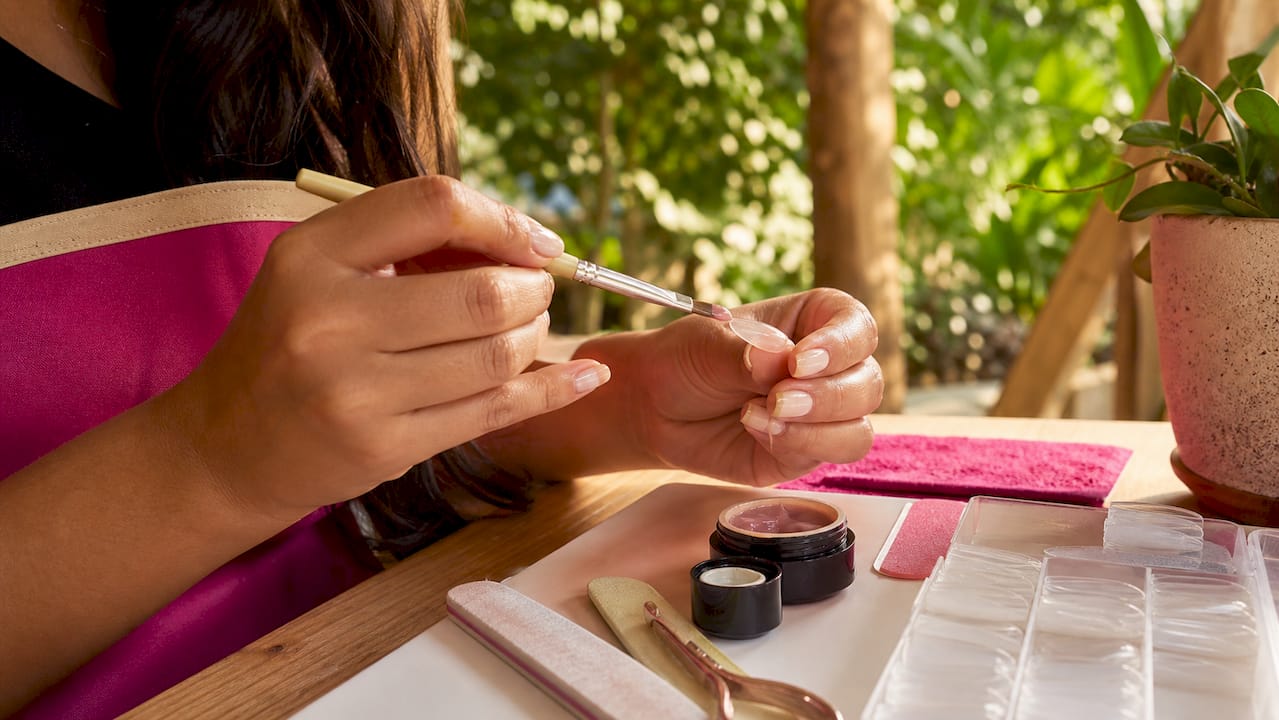 Le mani vengono curate con professionalità durante l’applicazione del dual form acrigel.