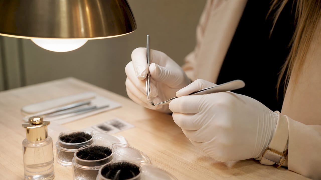 Le mani modellano un delicato ventaglio di ciglia leggere.