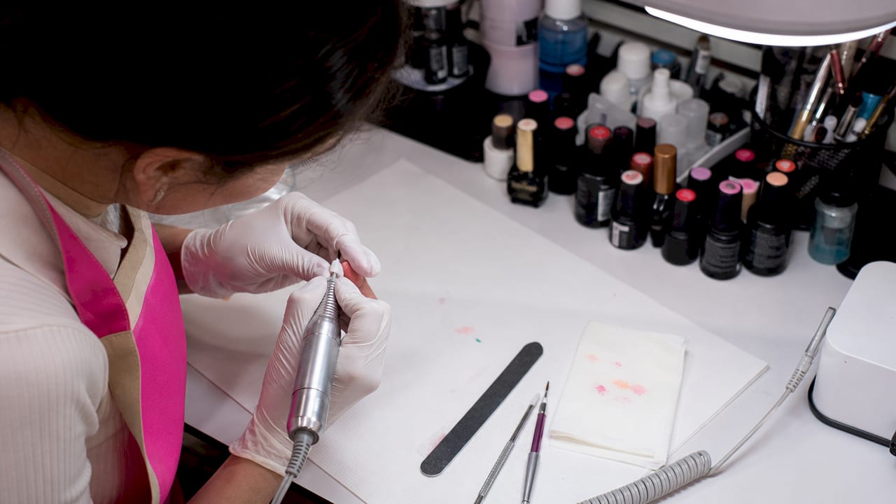 Mani che eseguono una manicure curata nei minimi dettagli
