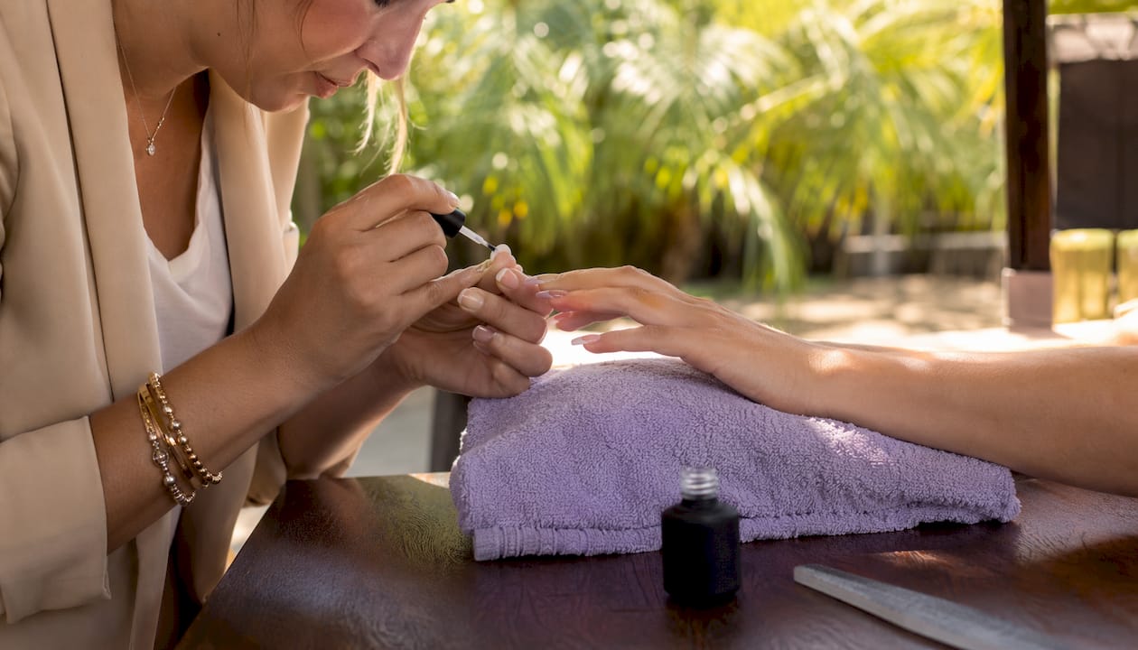 Applicare la colla per tip direttamente sull’unghia naturale