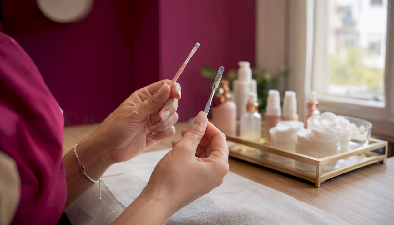 Mani all’opera con strumenti specifici per la doppia laminazione estetica