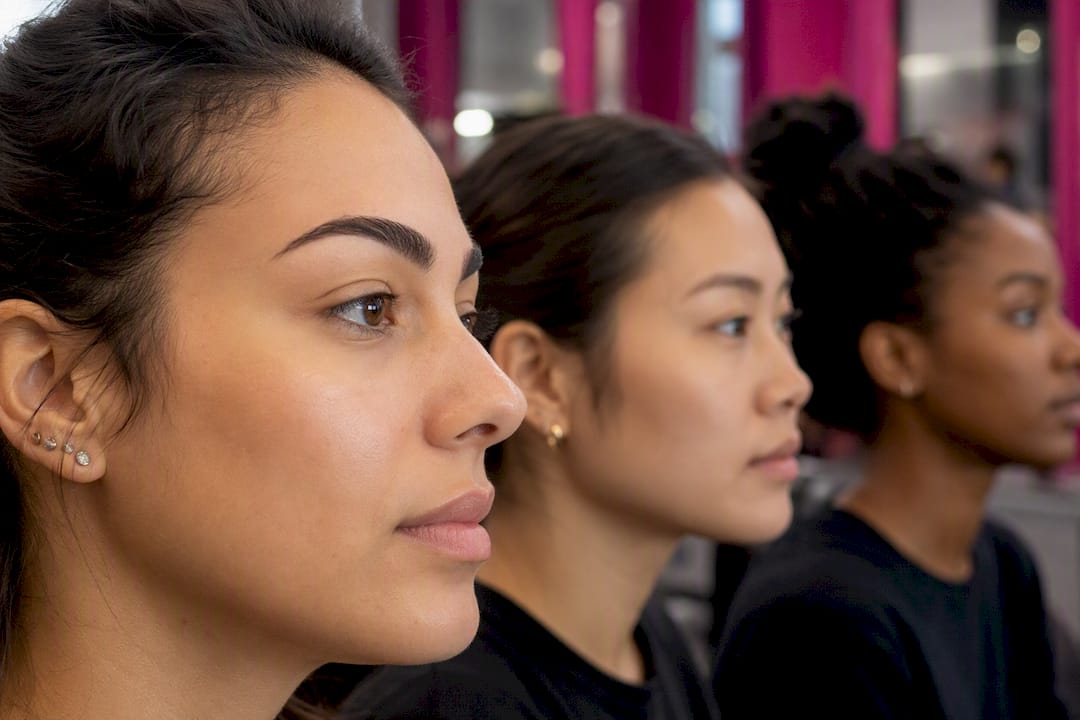 Varie forme naturali di sopracciglia su clienti