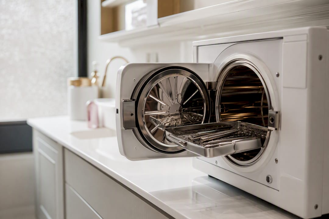 Autoclave con strumenti per unghie sterilizzati