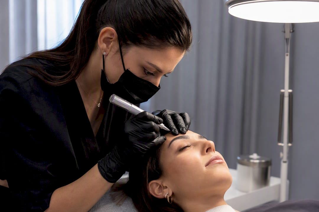 Esercitazione di trucco permanente su modella reale