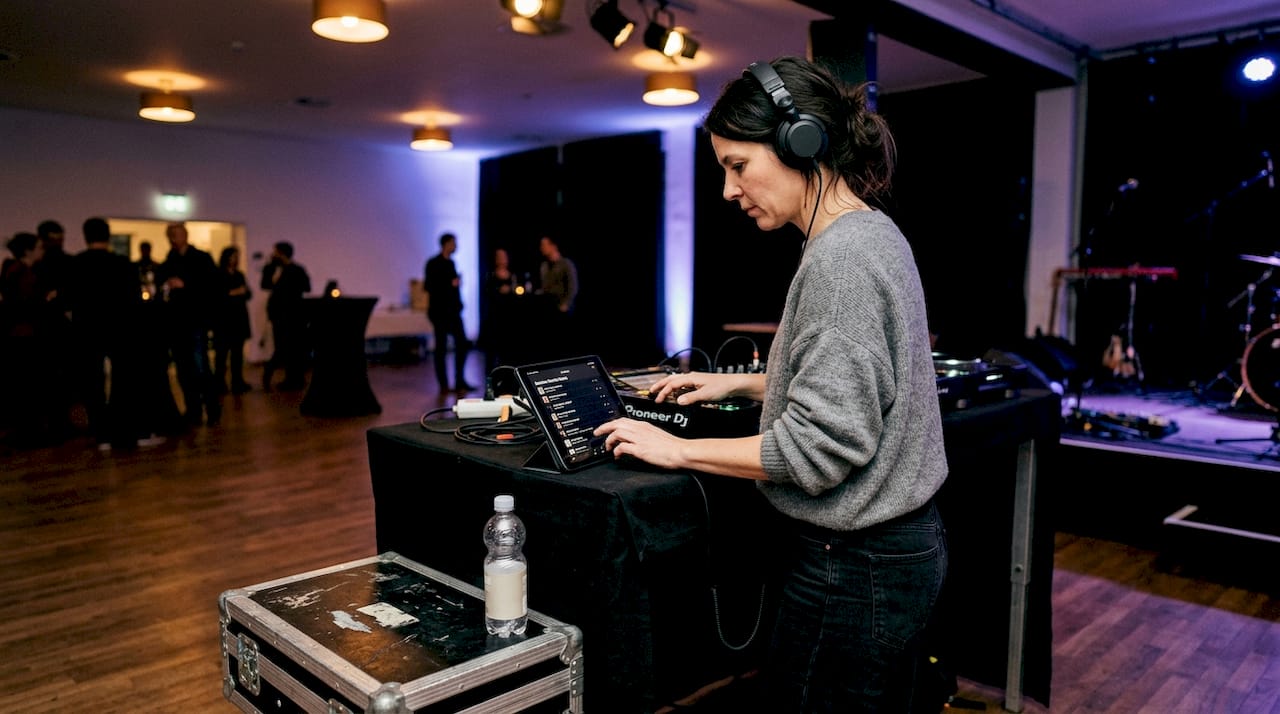 Der DJ stellt am Mischpult die passende Musik für den Abend zusammen.