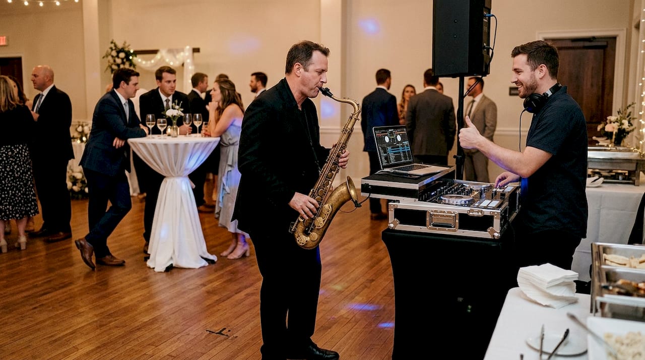 Ein DJ mit Livemusiker sorgt auf eurer Hochzeit für echte Partystimmung.