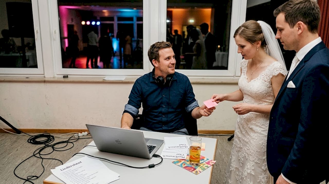 Das Brautpaar kann dem DJ persönliche Musikwünsche mitteilen, die während der Feier gespielt werden.