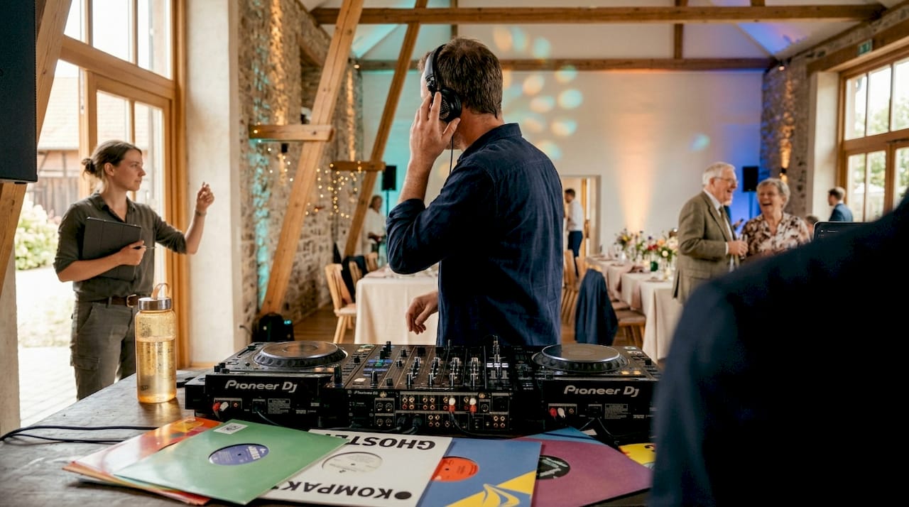 So gestalten Sie Eventunterhaltung für Ihre Hochzeit in München 2 DJ und Hochzeitsplaner sorgen gemeinsam dafür, dass die Musik nahtlos von einem Programmpunkt zum nächsten übergeht.
