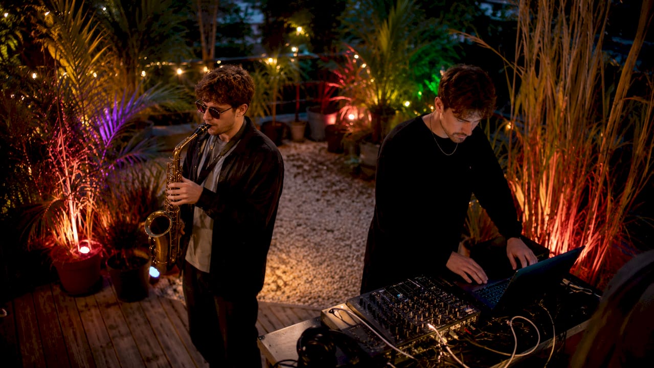 Saxofon und DJ gemeinsam im Tonstudio