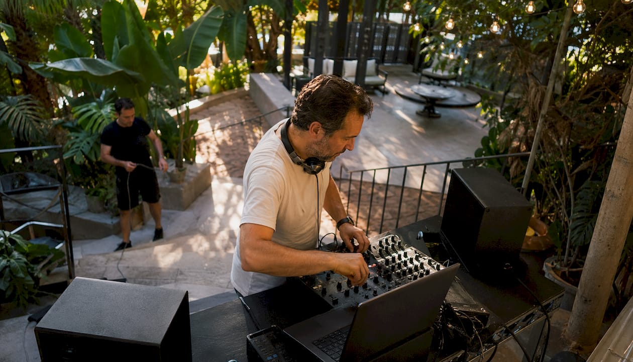 Der DJ macht den Soundcheck in der Hochzeitslocation, damit am Abend alles perfekt klingt.