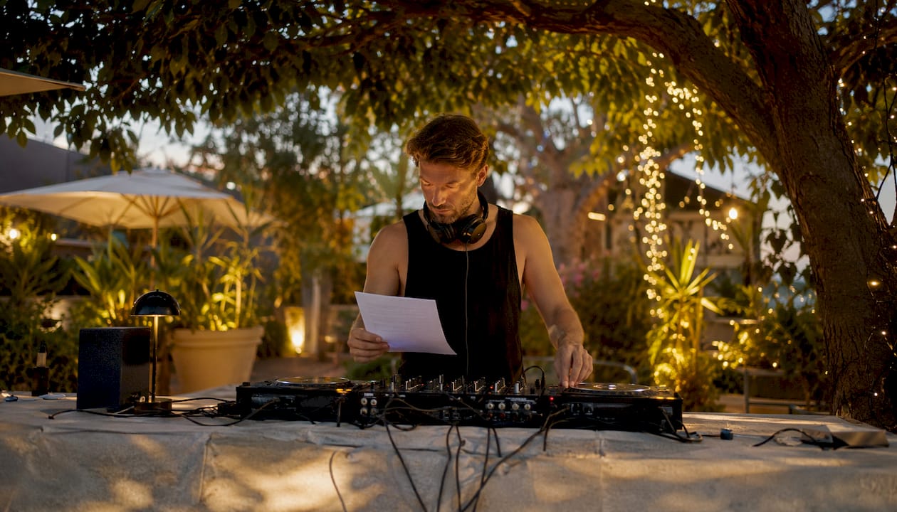Song-Auswahl für Events: Ihr Leitfaden für Hochzeit & DJ 2 DJ geht die Musikwunschliste für die Hochzeit durch