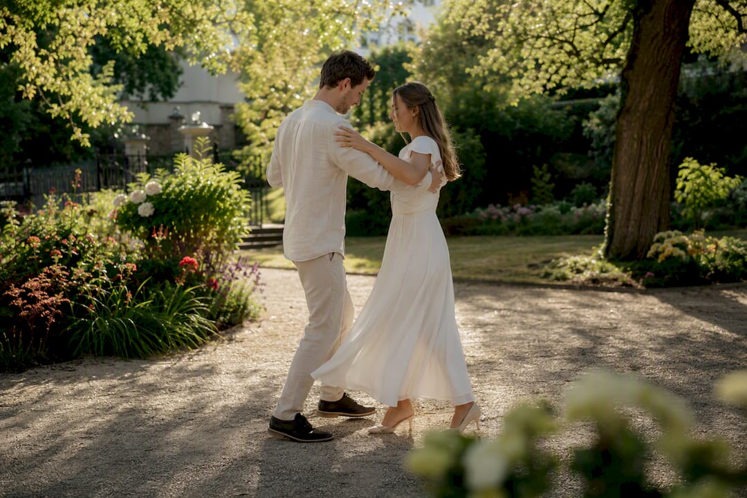 Paar übt einfache Tanzschritte für die Hochzeit