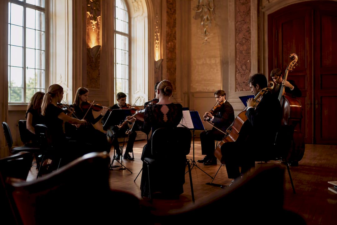 Das Kammerorchester spielt Walzer im Festsaal