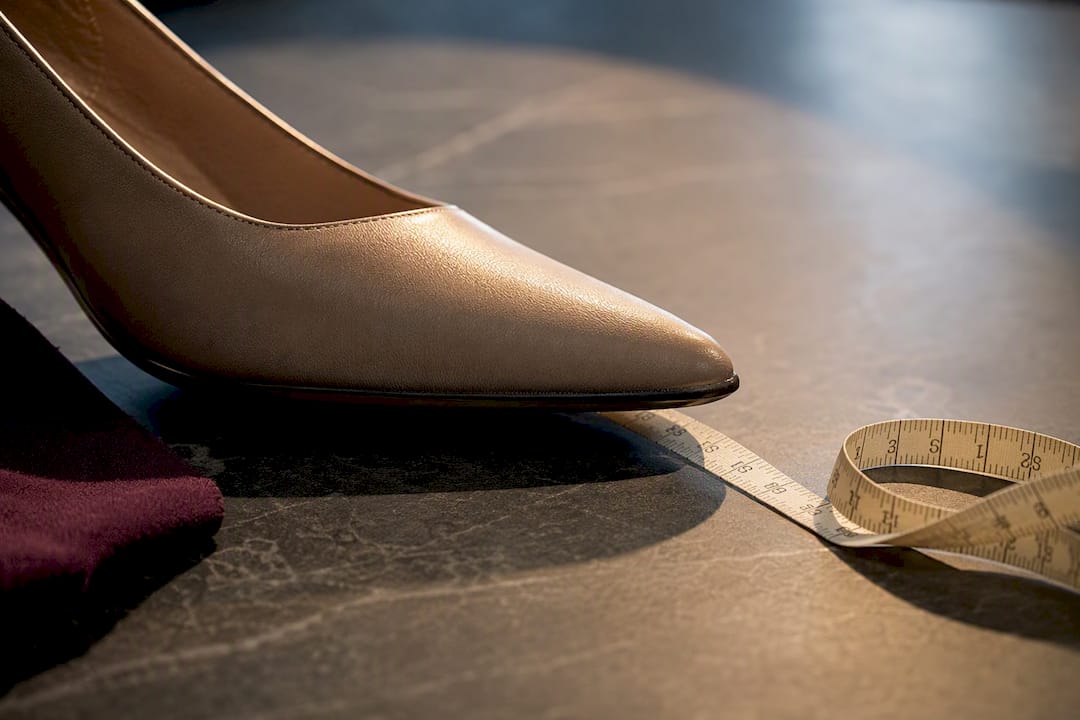 Shoe and measuring tape for size conversion