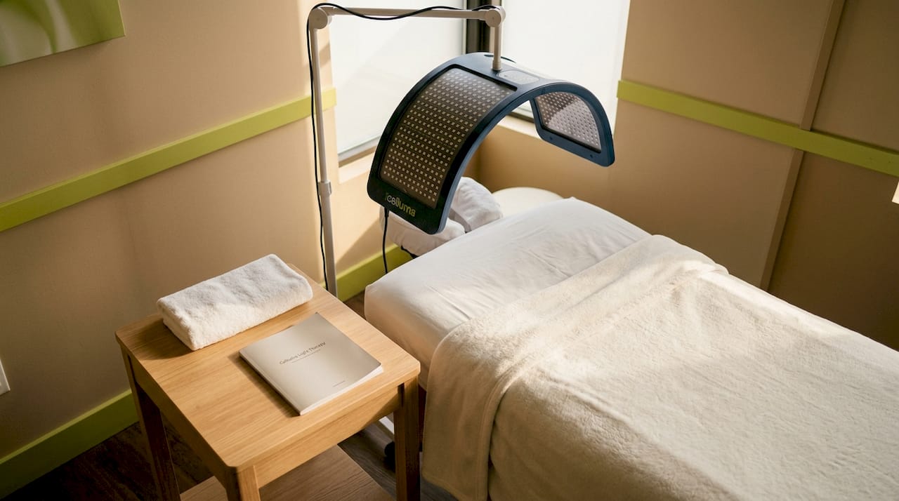 Dispositivo LED Celluma posizionato sopra il lettino da trattamento in ambulatorio