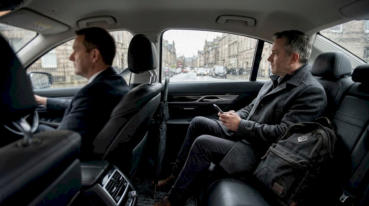 Disfruta de un viaje ejecutivo en sedán con la máxima comodidad