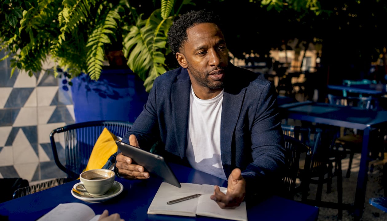 Content marketing ideas 2025: strategies that actually work 1 Man discussing brand storytelling at café table