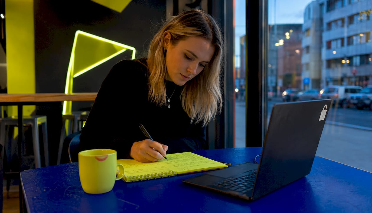 Laptop with security padlock and notes