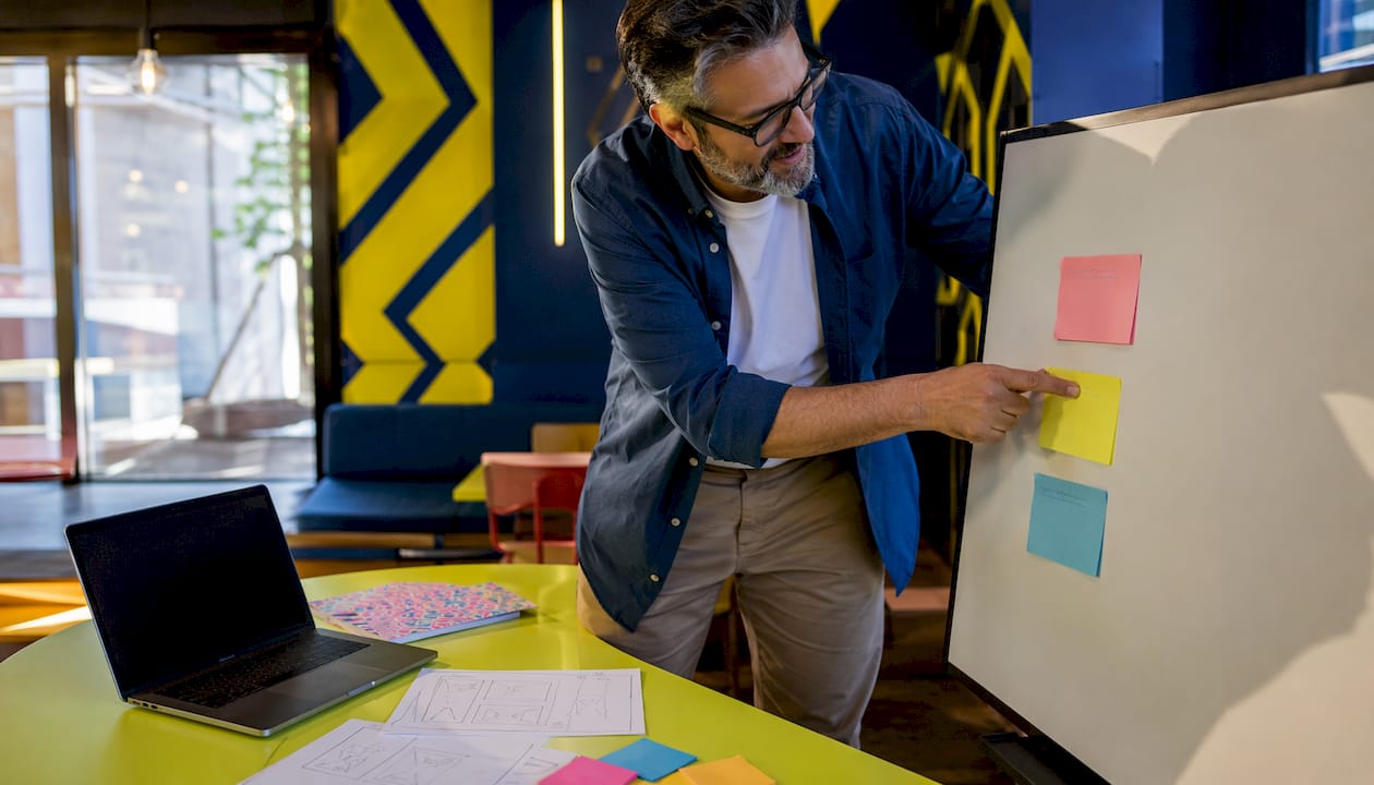 Digital marketer explaining landing page types