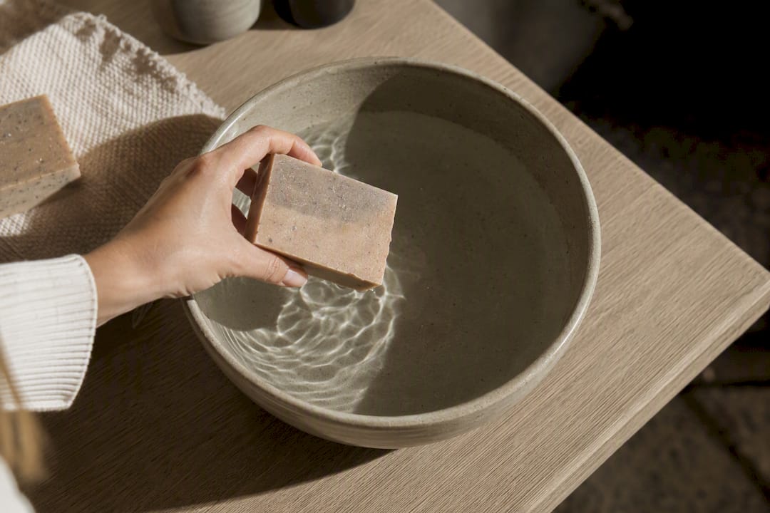 Zeepblokje met glazen potje voor pH-concept